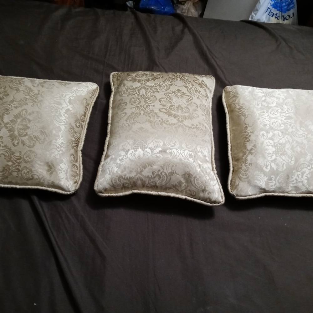 🏫 3 DESIGNER GOLD PRINT PILLOWS🌅🏝 - Picture 9 of 10